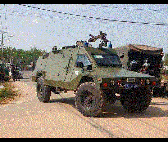 Video: Hàng trăm cảnh sát cùng xe bọc thép vây bắt nghi can bắn người ở Củ Chi